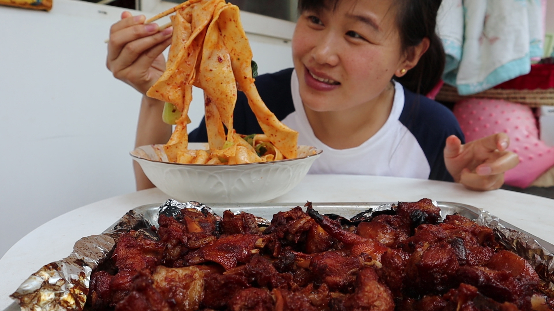 一斤羊肉半只鸡,再来一碗油泼面,妹子猪肉羊肉鸡肉一锅烤,过瘾